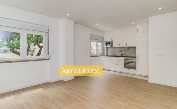 T2 TODO REMODELADO C/VARANDA, ODIVELAS -LISBOA-Referência 4017